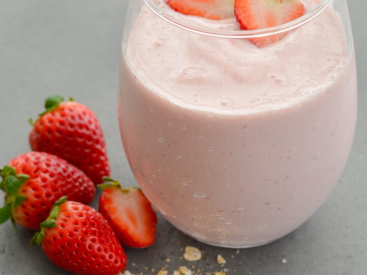 https://www.maebells.com/wp-content/uploads/2014/11/healthy-strawberry-oatmeal-smoothie-recipe-720x540.jpg