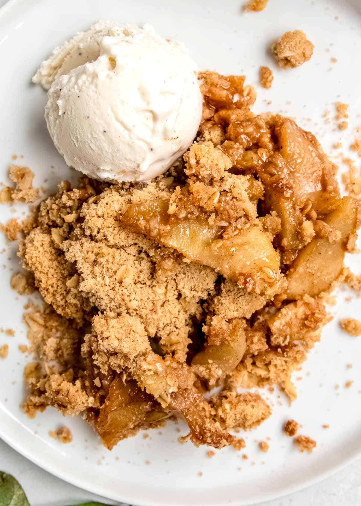 apple cinnamon crumble on a plate with vanilla ice cream