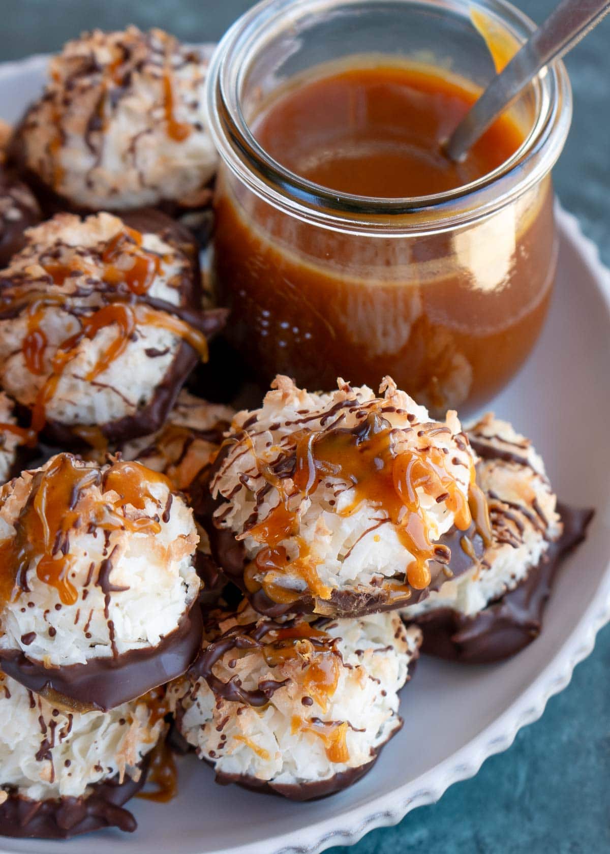 a closeup shot of caramel chocolate macaroons