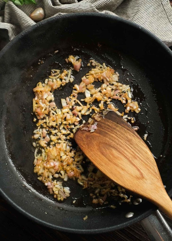 garlic and shallot in pan