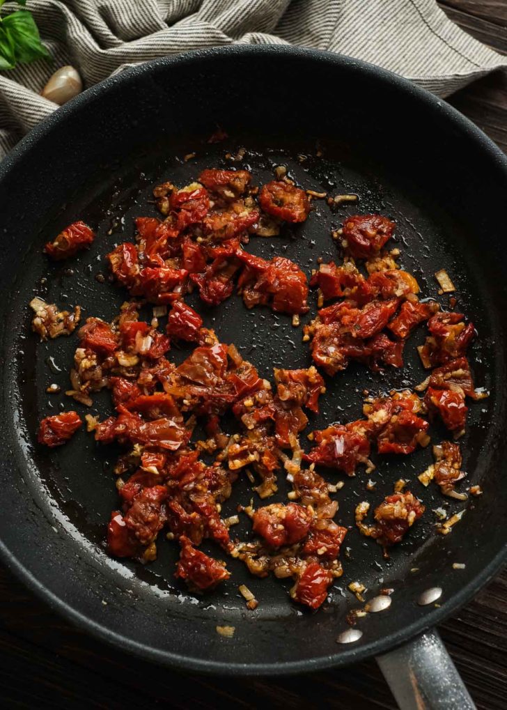 sun dried tomato in pan