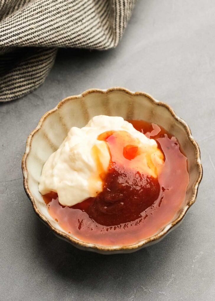 mayonnaise, sweet chili sauce, and sriracha in a small bowl